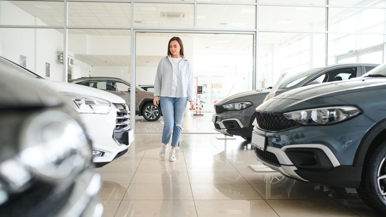 Salon sprzedaży samochodów (zdjęcie ilustracyjne)