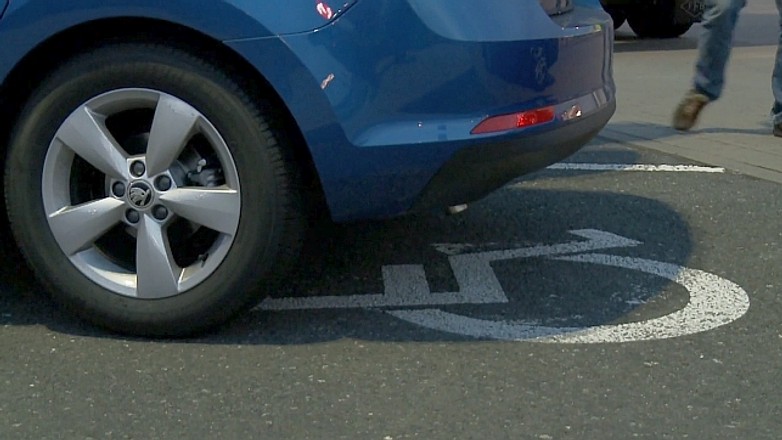 Parkowanie na miejscu dla niepełnosprawnych