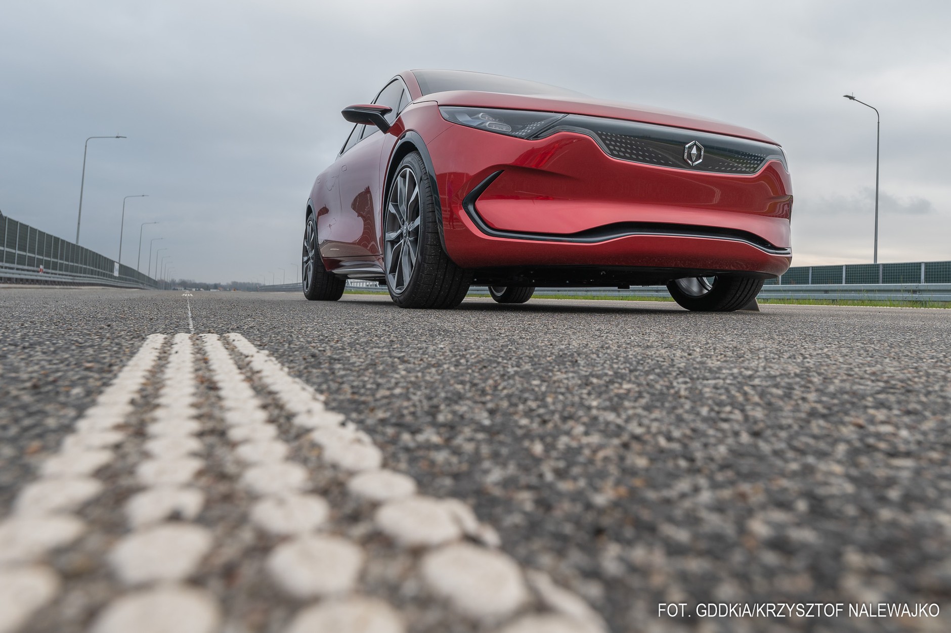 Izera na drodze S2: zwróćcie uwagę, że na zderzaku nie ma jeszcze miejsca pod tablicę rejestracyjną