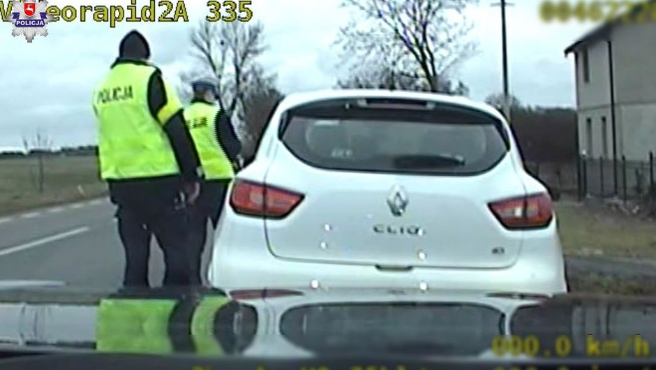 Policjanci ostudzili zapał 23-letniego kierowcy, który łamał przepisy, bo spieszył się do "chorej babci"