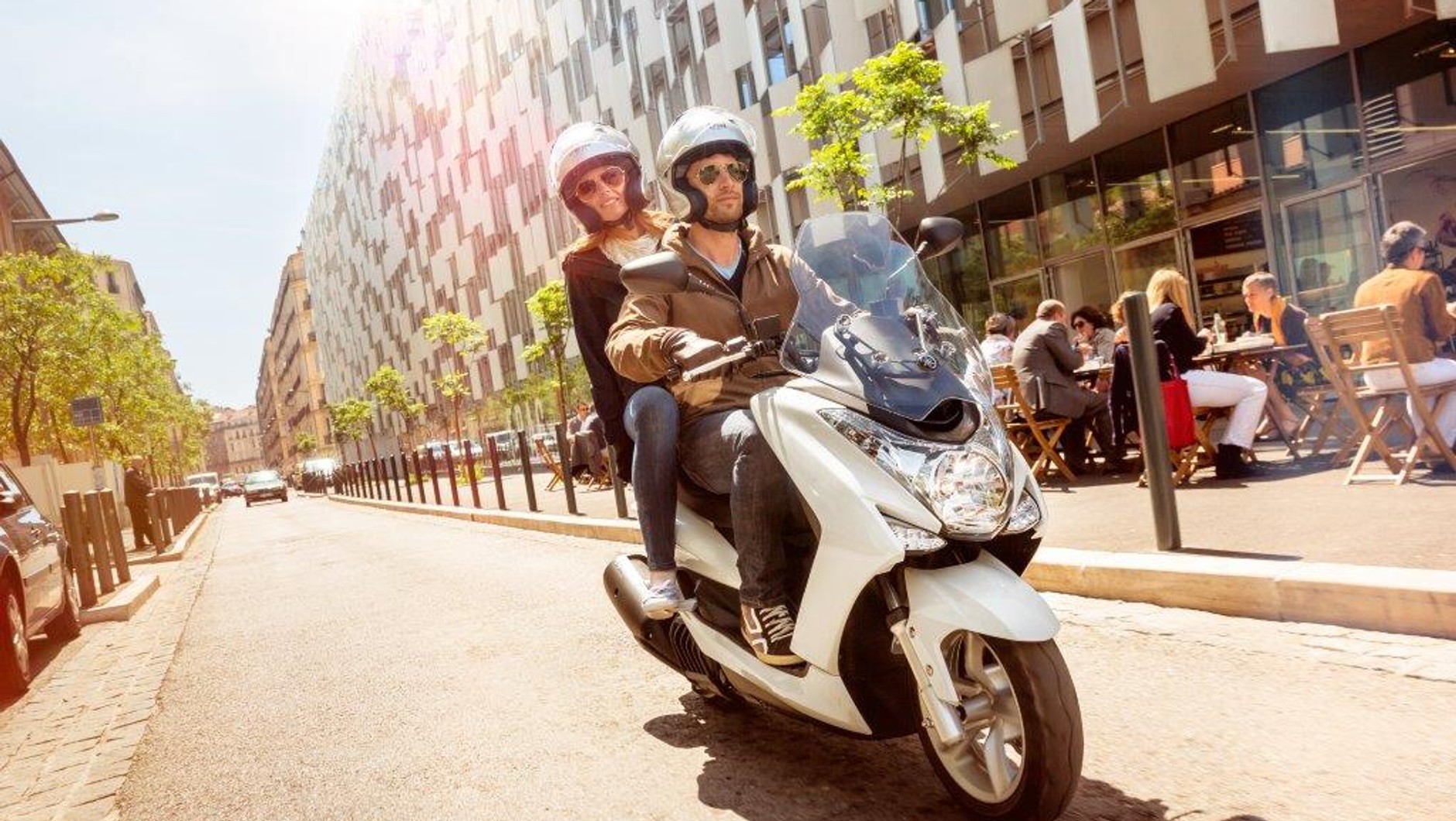 Yamaha Majesty S ma dwumiejscową, stopniowaną kanapę