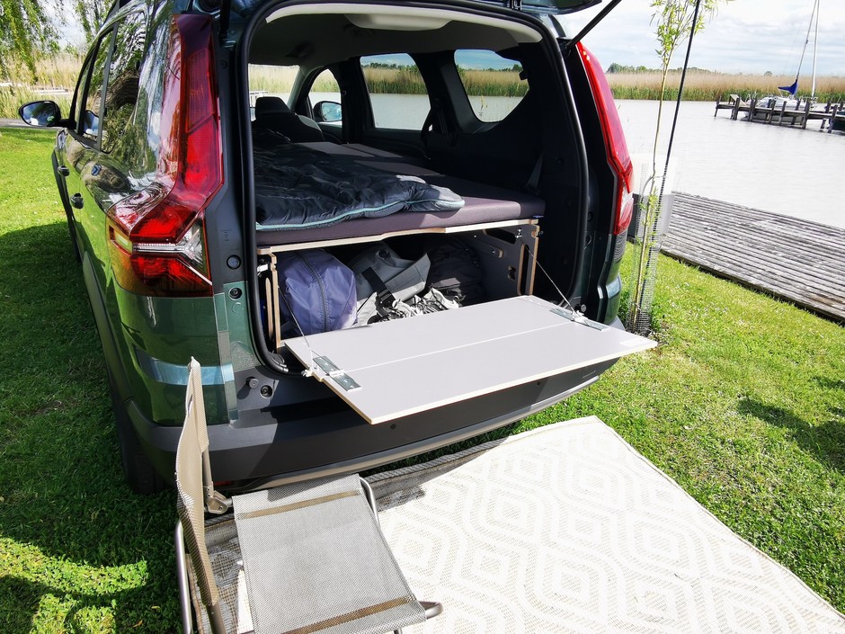 Firmowy zestaw kamperowy do Dacii Jogger