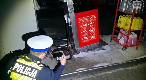 Kierowczyni Skody o czymś zapomniała na stacji. Wstrzymano ruch, a na miejsce przyjechała policja