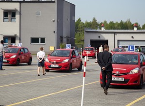 Parkowanie równoległe — jak prawidłowo je wykonać?
