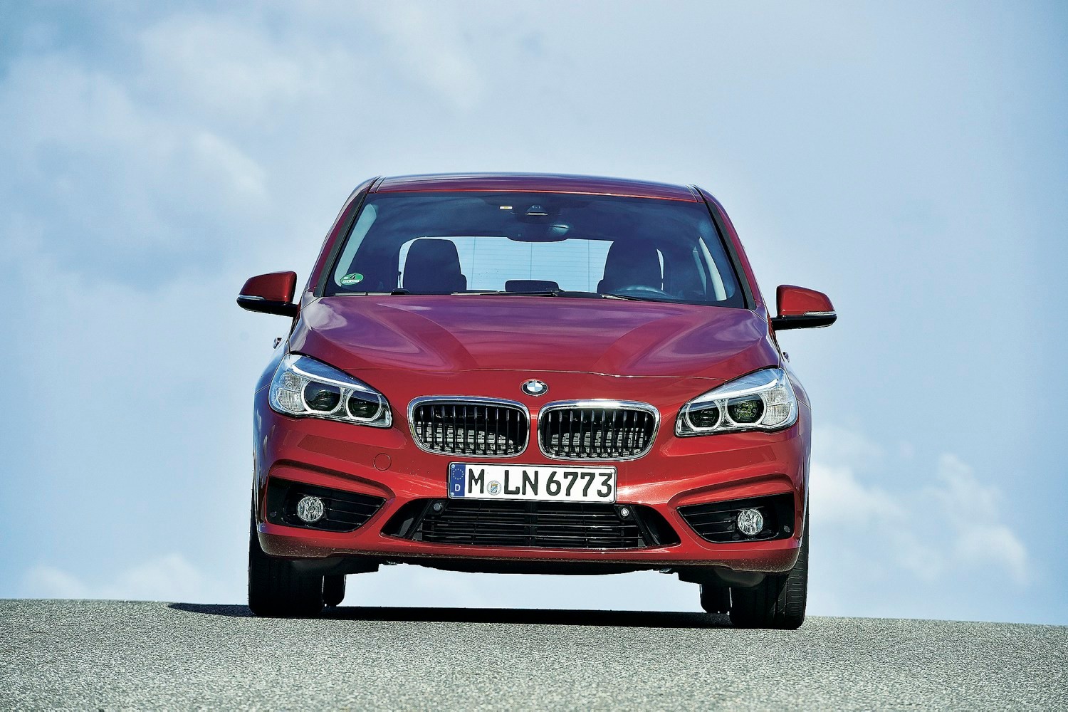 BMW 218d Active Tourer to nowy gracz w klasie rodzinnych vanów. Auto ma... Przedni napęd.