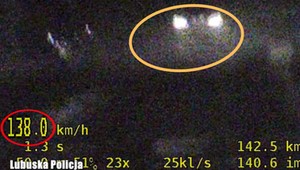 Pędził przez wieś jak rakieta. Nie zwrócił uwagi na auto za nim. Słono za to zapłacił [WIDEO]