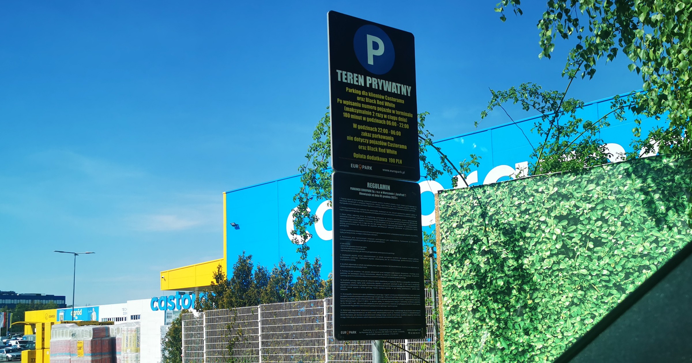 Tabliczka informacyjna i regulamin parkingu. Na wjeździe