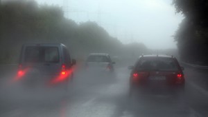 Pada deszcz lub śnieg? Wyłącz te nieszczęsne światła