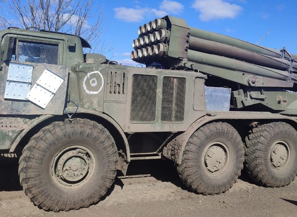 Wojska ukraińskie przejęły rosyjską wyrzutnię rakiet BM-27. Co to za sprzęt?