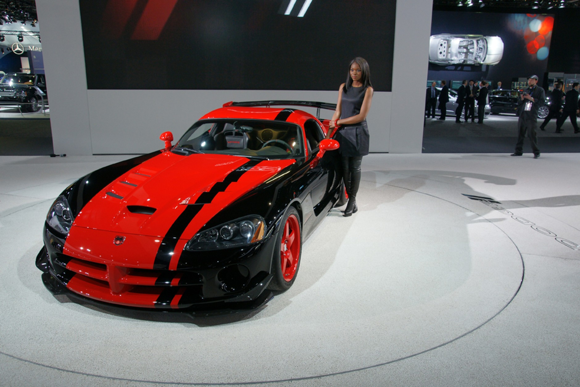 Salon samochodowy w Detroit - Stany pod napięciem