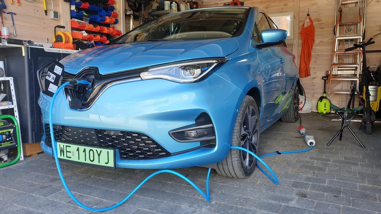 Aby szybko ładować auto elektryczne w domowym garażu, potrzebny jest albo tzw. wallbox, albo ładowarka podłączana do gniazda 3-fazowego