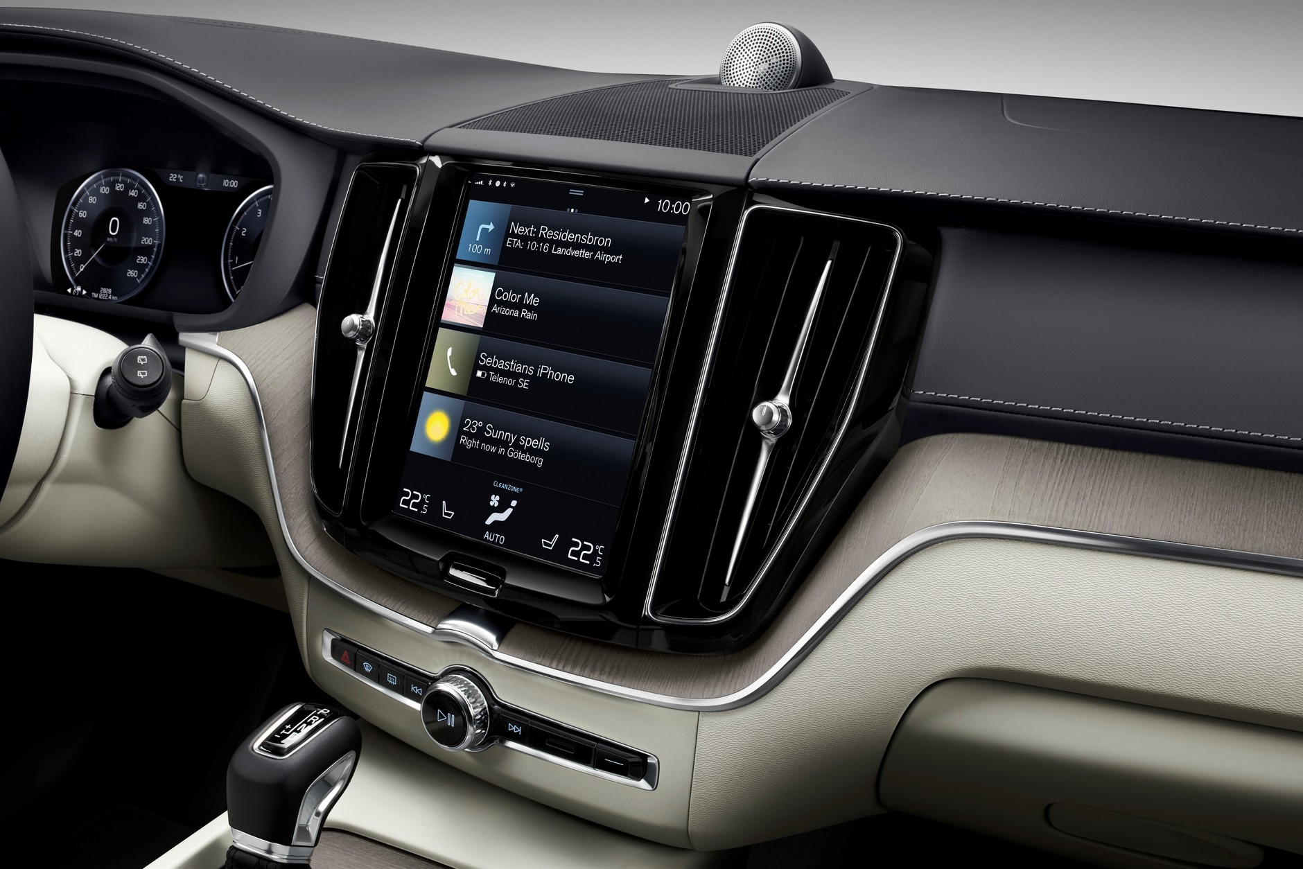 Volvo XC60 - nawigacja Sensus ma regularnie sprawdzać dostępność aktualizacji i pobierać je z firmowych serwerów za pośrednictwem sieci telefonii komórkowej.