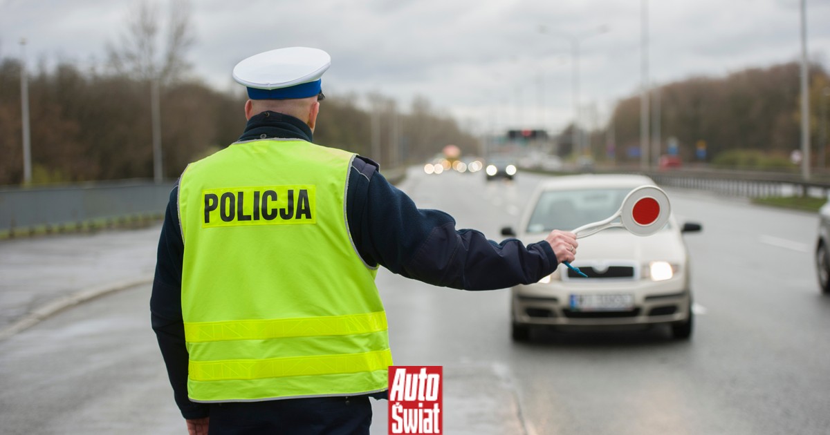 Myślał, że może, bo stoi w korku. Przyłapała go policja. Dostał 12 punktów i 500 zł mandatu