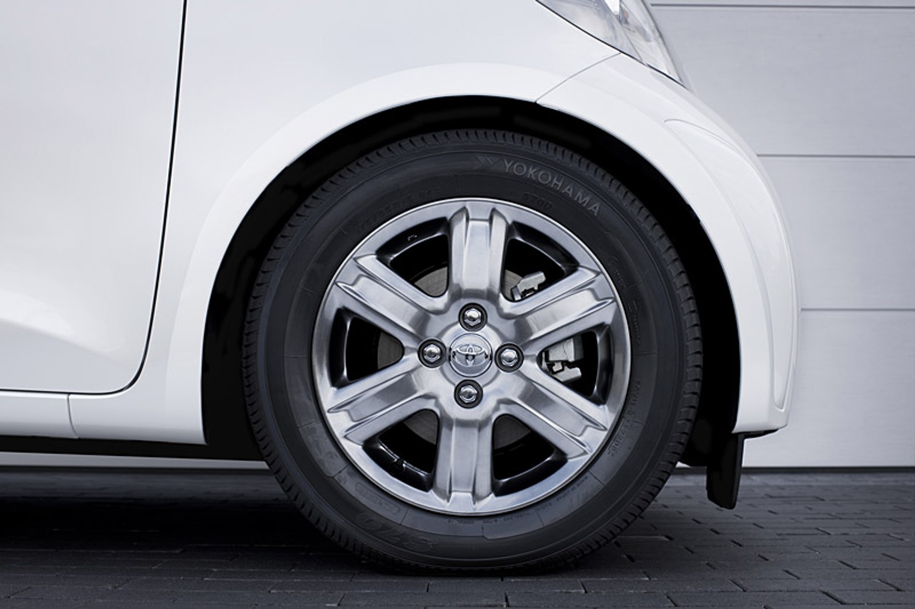 Toyota iQ: sześć nowinek technicznych zwiększających kabinę pasażerską