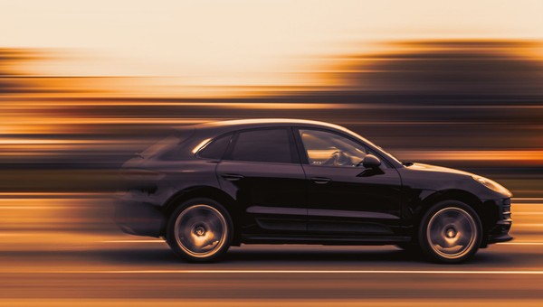 Pędzący samochód (zdjęcie ilustracyjne)