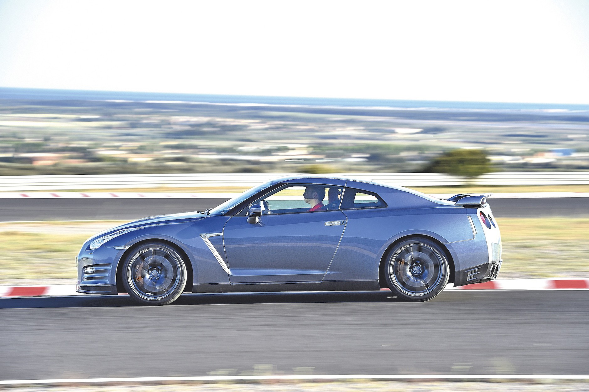 McLaren 650S i Nissan GT-R