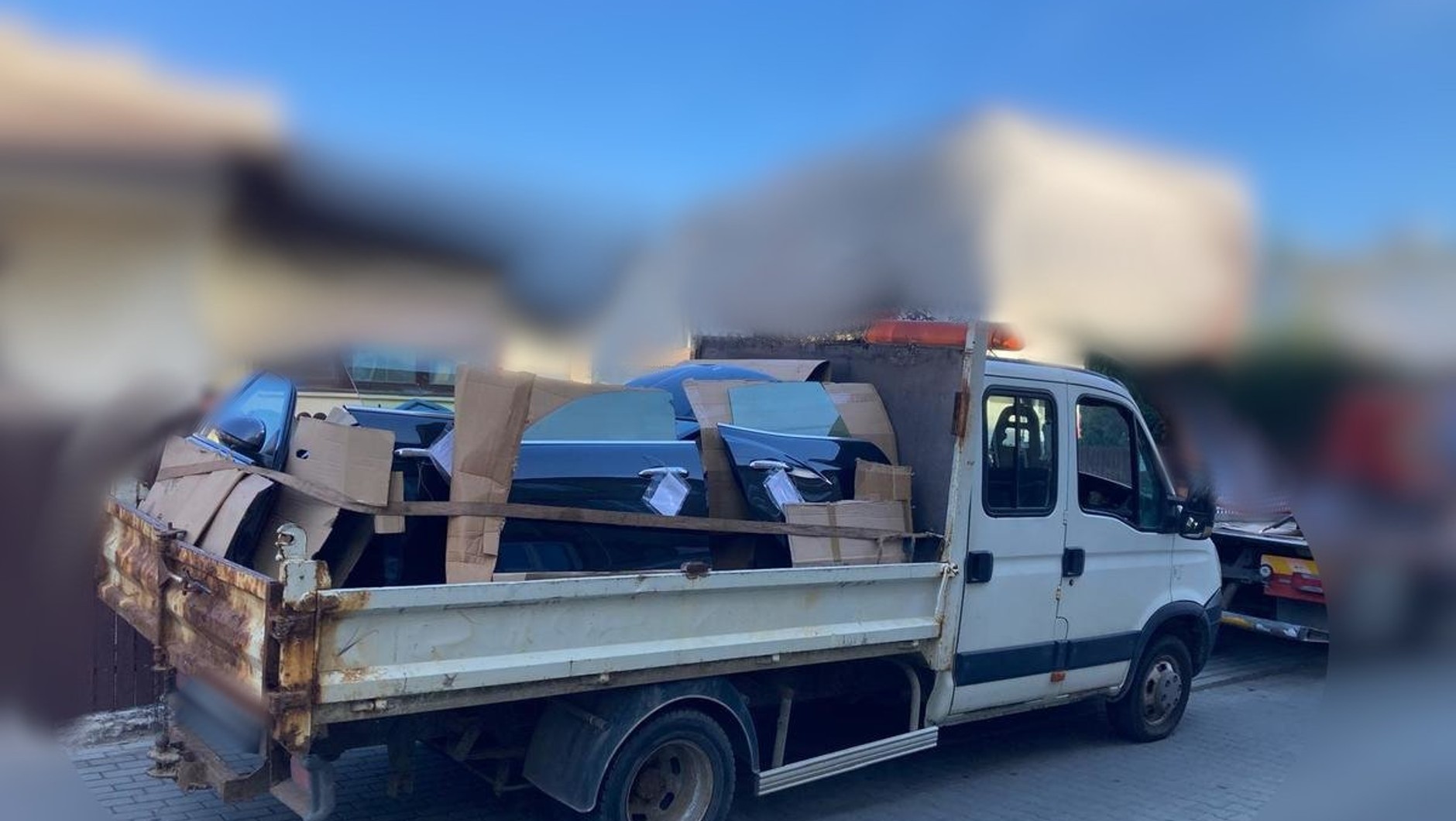 Załadowane do transportu części ze skradzionych aut
