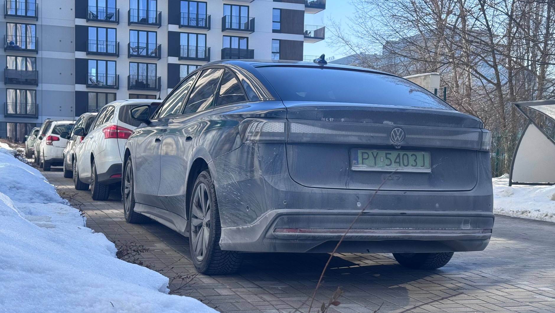 Przy bardzo niskich temperaturach i gdy na dworze jest sucho, można pozostawić sól na karoserii. Pod warunkiem, że parkujemy na dworze