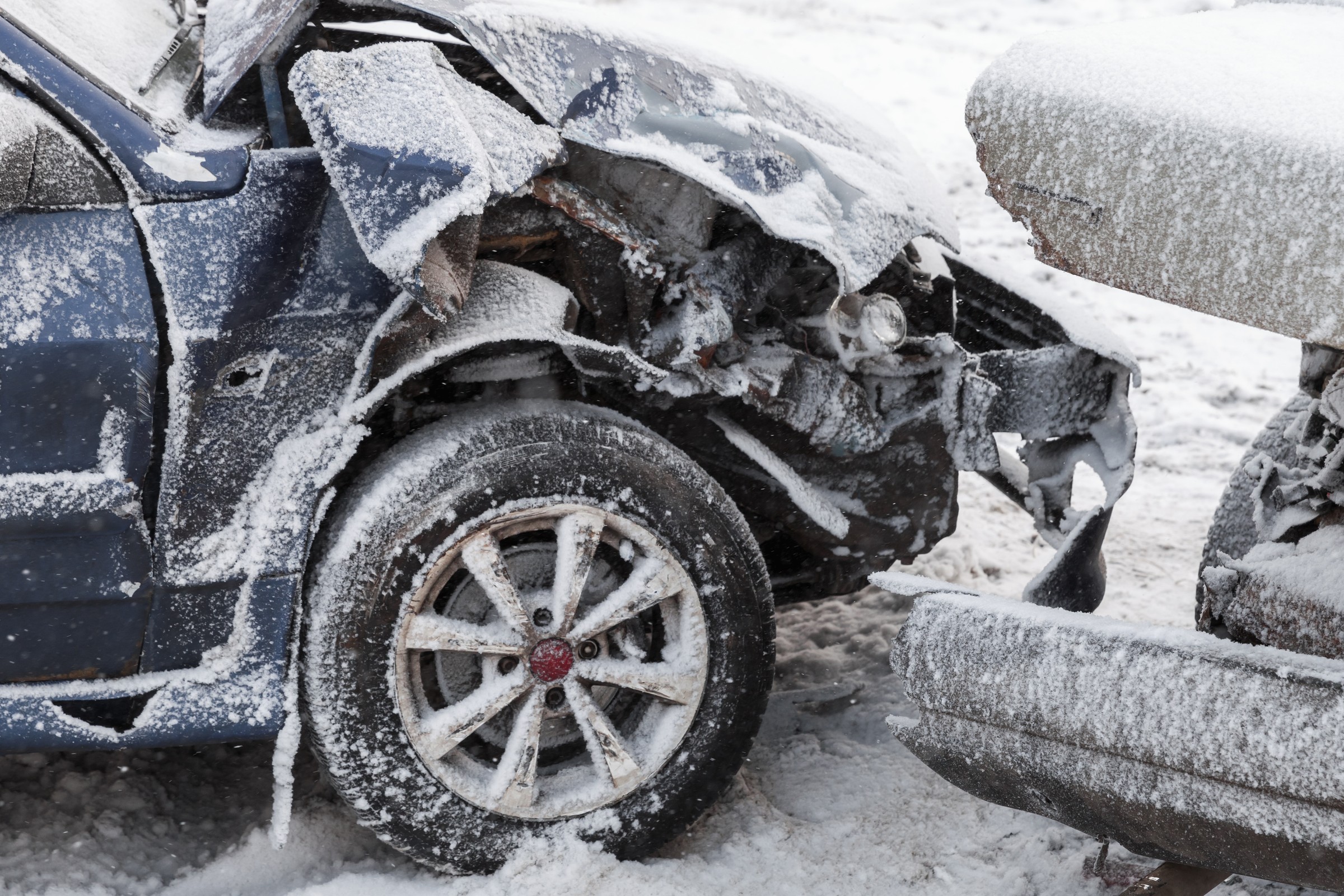 Za kolizję na śliskiej drodze zawsze grozi mandat? Sprawdzamy