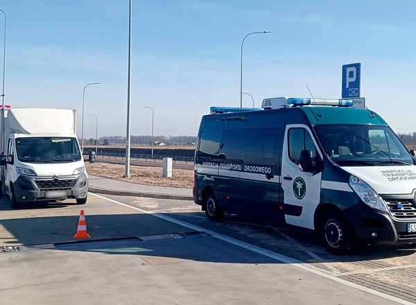 Inspektorzy ITD znaleźli w busie podwójne ściany i 20 tys. papierosów. Nielegalnych