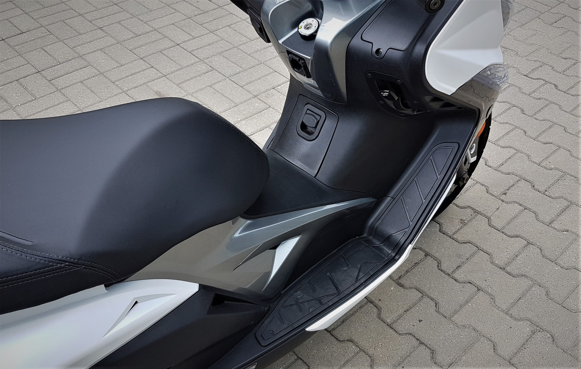 Kymco Xciting 400i - podesty na nogi