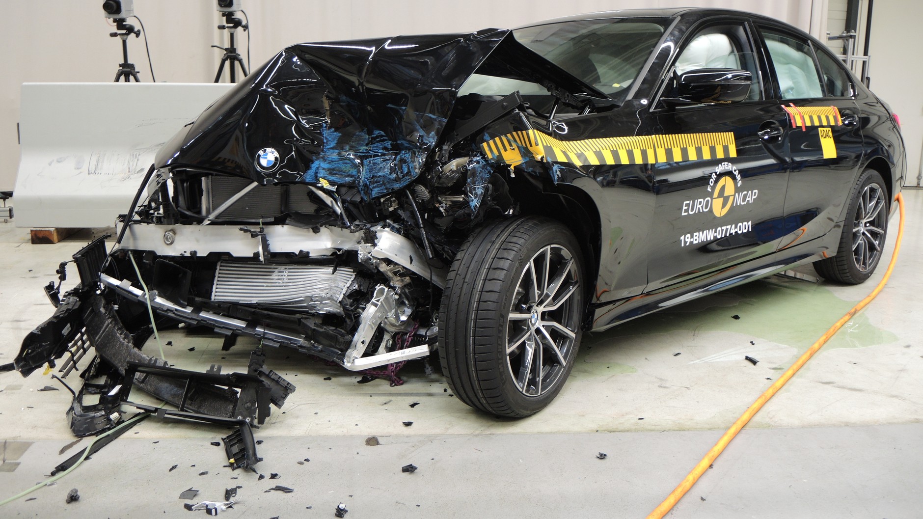 Testy zderzeniowe: BMW serii 1 i serii 3, Peugeota 208 oraz Jeepa Cherokee