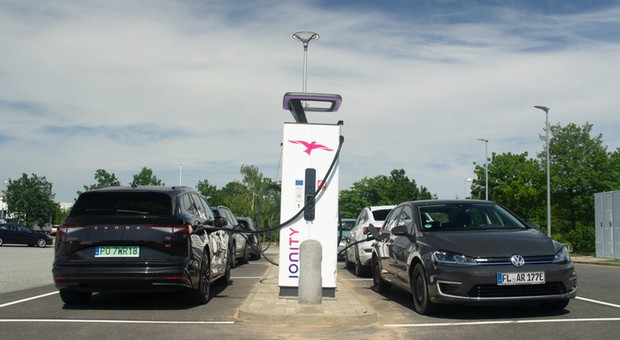 Coraz więcej punktów ładowania aut elektrycznych. Tych wciąż jest mało na tle innych państw UE