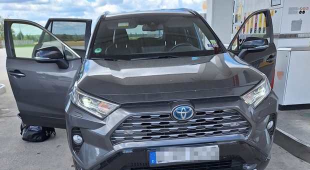 Na stacji paliw stała porzucona Toyota RAV4. Zainteresowała się nią Straż Graniczna