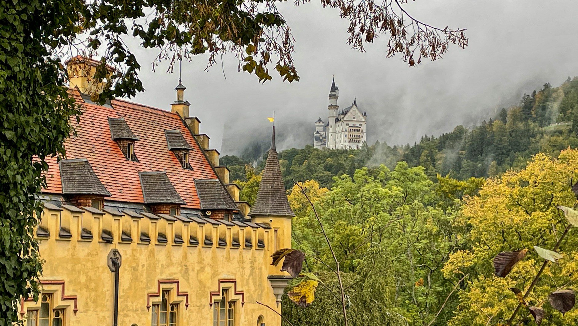 Zobaczenie zamku Neuschwanstein, mimo że zawsze jest oblegany przez turystów, to obowiązkowy punkt programu