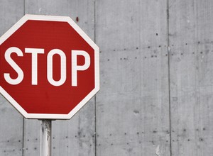 Znak B-20 "stop". Wyjaśniamy, co oznacza i skąd jego nietypowy kształt