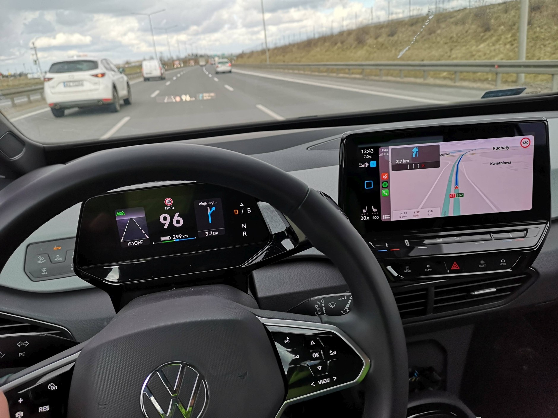 Volkswagen ID.3 CarPlay i mapy Apple na ekranie HUD
