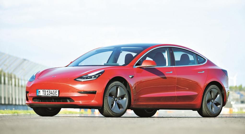 Auta marki Tesla mają być ekologiczne – ale zanim zaczną zjeżdżać z taśm nowej fabryki w Niemczech, upłynie jeszcze mnóstwo oleju napędowego