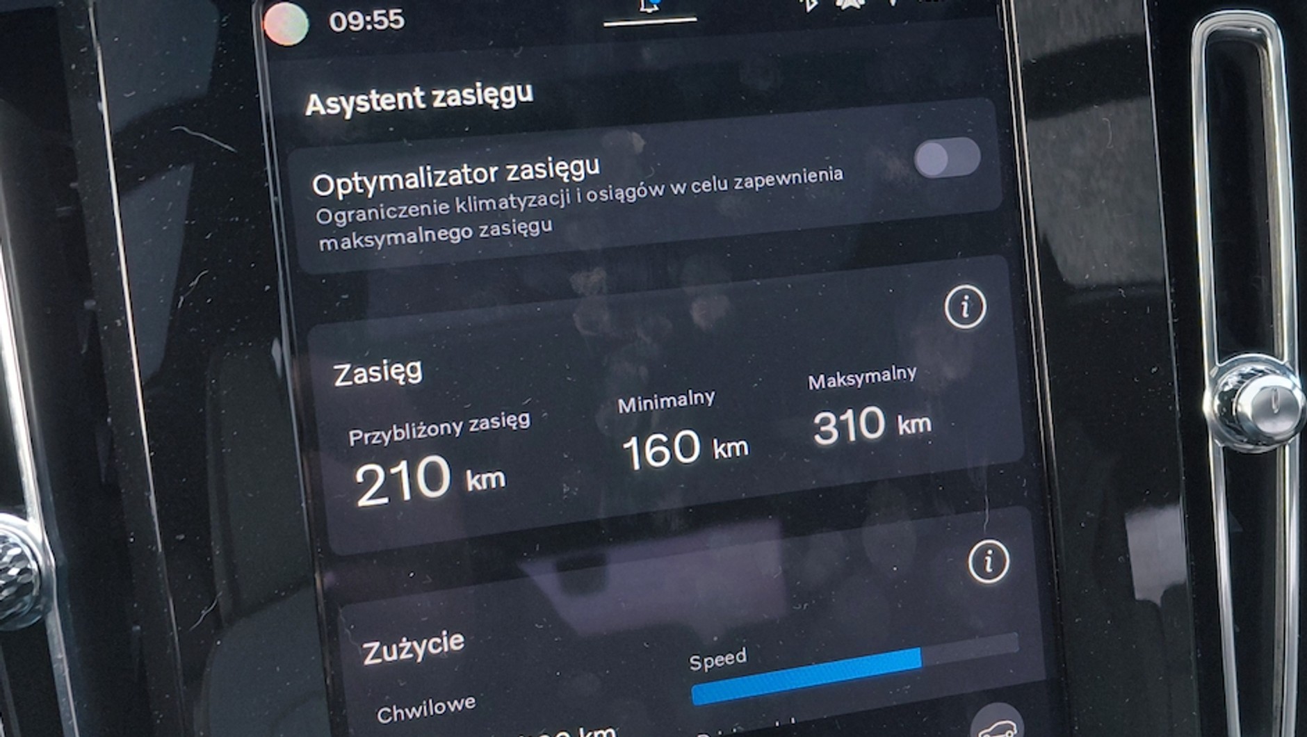 Komputer pokładowy, po wejściu w odpowiednie menu, pokazuje zasięg w trzech wariantach – ten maksymalny jest niezwykle trudny do uzyskania. Zużycie energii przez pierwsze kilometry jazdy zimnym autem jest bardzo wysokie.