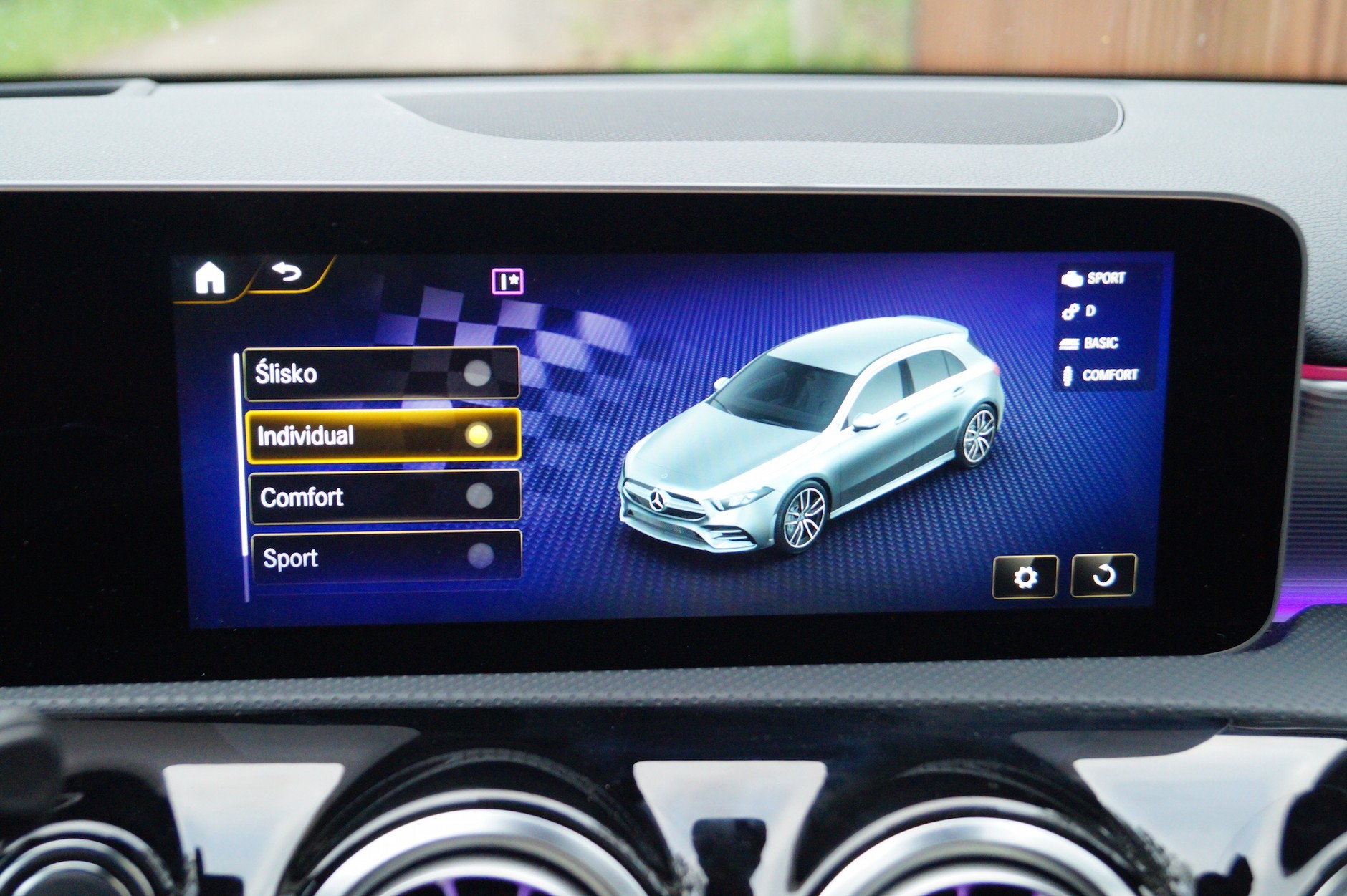 Mercedes-AMG A35 – bardzo szybka zabawka