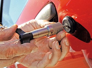Jak otworzyć auto bez kluczyka? Poznaj słabe punkty samochodowych zamków