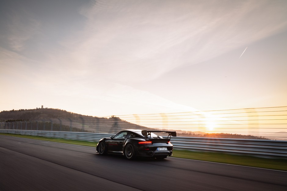 Porsche 911 GT2 RS z pakietem Manthey Performance Kit podczas bicia rekordu na Nürburgringu