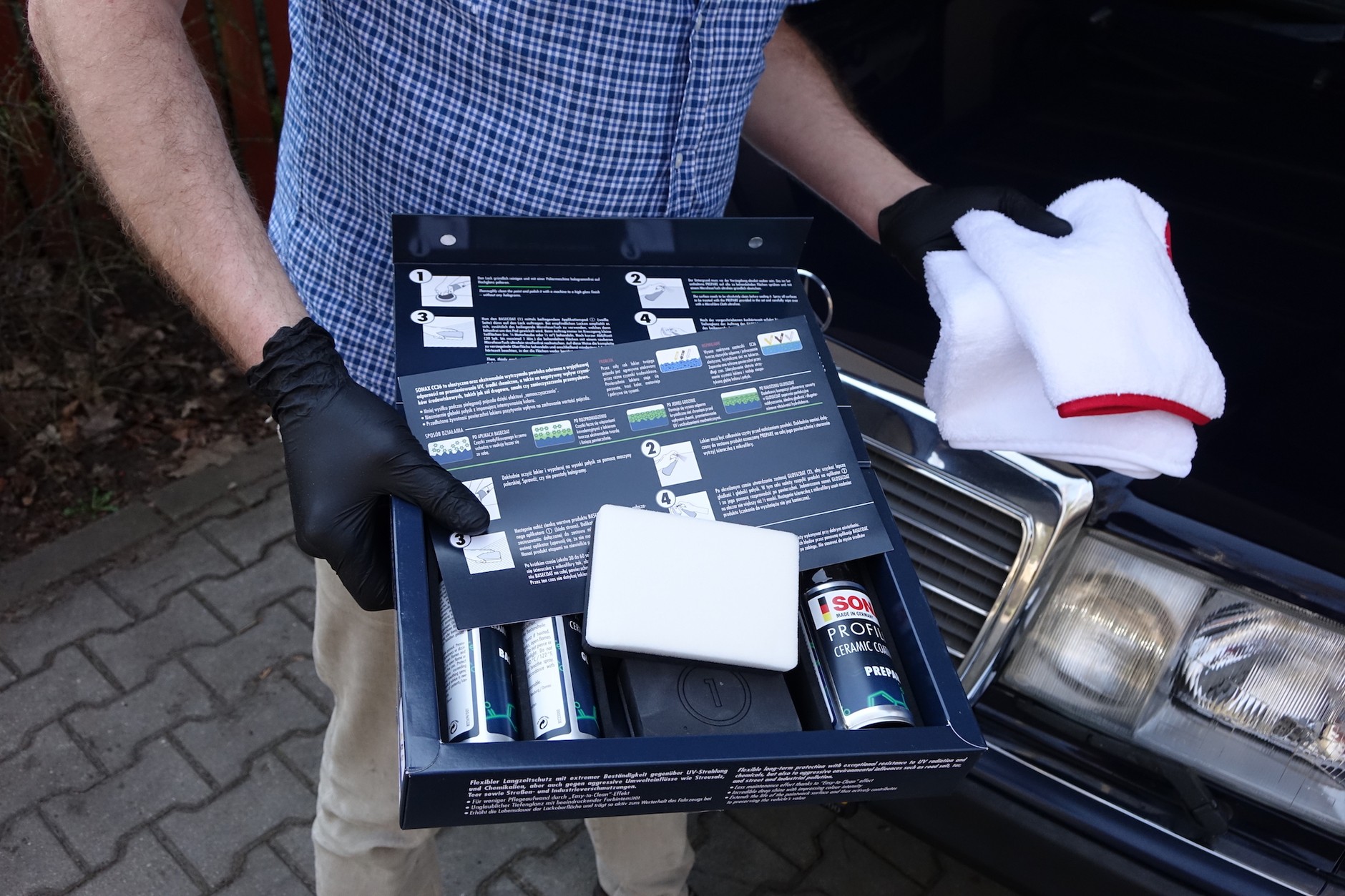 Kompletna powłoka ceramiczna składa się z reguły ze zmywacza-odtłuszczacza powierzchni oraz dwóch kolejnych preparatów nakładanych jeden po drugim. Bazowy środek ochronny tworzy bowiem nie dość gładką, śliską powierzchnię – w drugim etapie usuwa się ten mankament