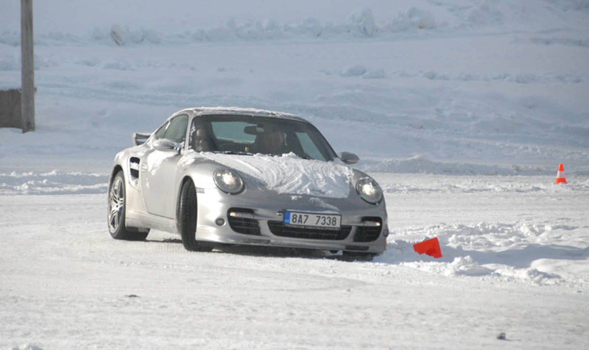Tylko u nas: zimowe szaleństwo w supersamochodach