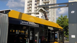 Elektryczny autobus zablokował ruch w Warszawie, bo... zabrakło mu prądu
