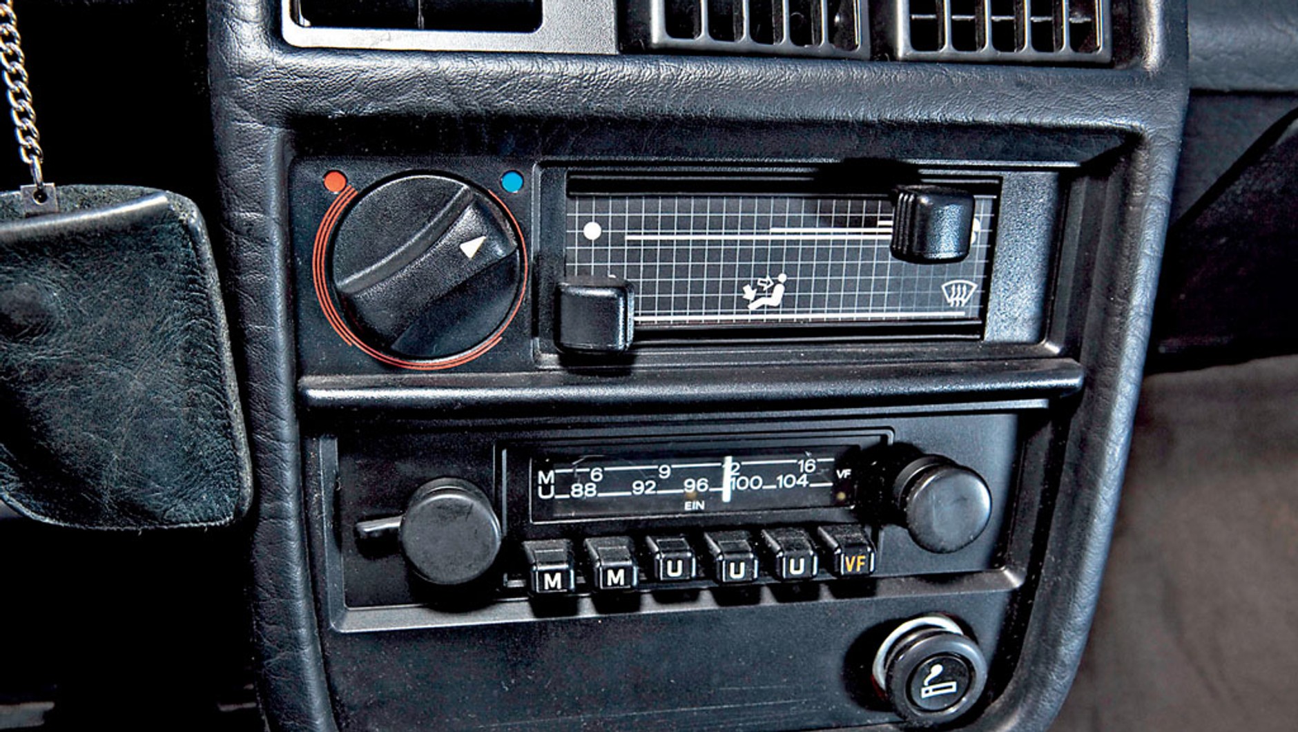 Poniżej: klasyczne radio i „przedpotopowe” suwaki sterowania nawiewem. Audi 100 występowało także z elektronicznie sterowaną, dość jednak awaryjną klimatyzacją