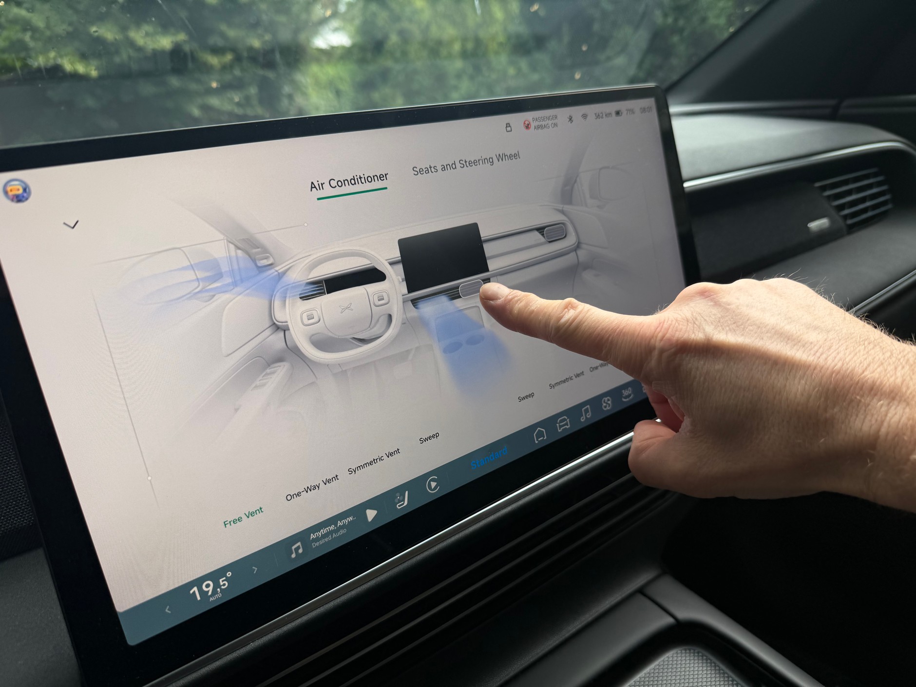 Kierunki działania nawiewu ustawia się, przesuwając paluchem po ekranie. Jest tak w Leapmotorze C10, jest tak w Xpengu G6 i wielu innych.