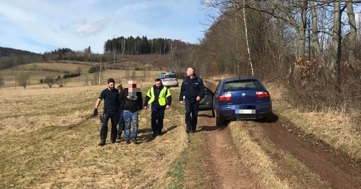 Po pościgu policjanci zatrzymali dwóch mężczyzn — kierowca auta miał wiele na sumieniu
