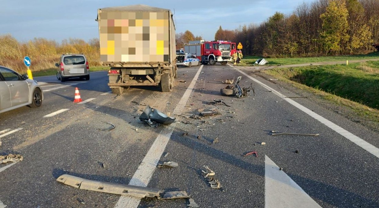 Wyprzedzał inne pojazdy, uderzył w naczepę ciężarówki. Tragiczny wypadek