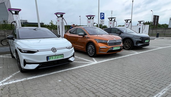 Porównanie kosztów przejazdu samochodami elektrycznymi i spalinowym