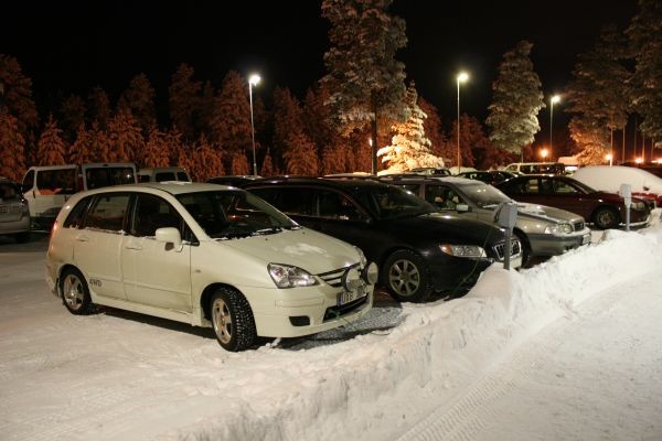 To nie auta elektryczne podłączone do ładowarek. To tani, szwedzki sposób na ogrzewanie postojowe. 