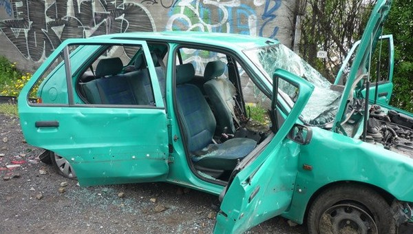 Wrak od 7 lat utrudniał życie mieszkańcom. Zniknął, gdy stanął na drodze strażakom