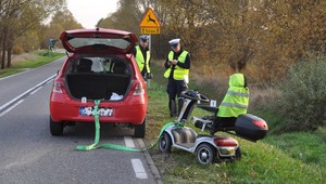92-latek na wózku inwalidzkim holowany przez samochód. Skończyło się tragedią