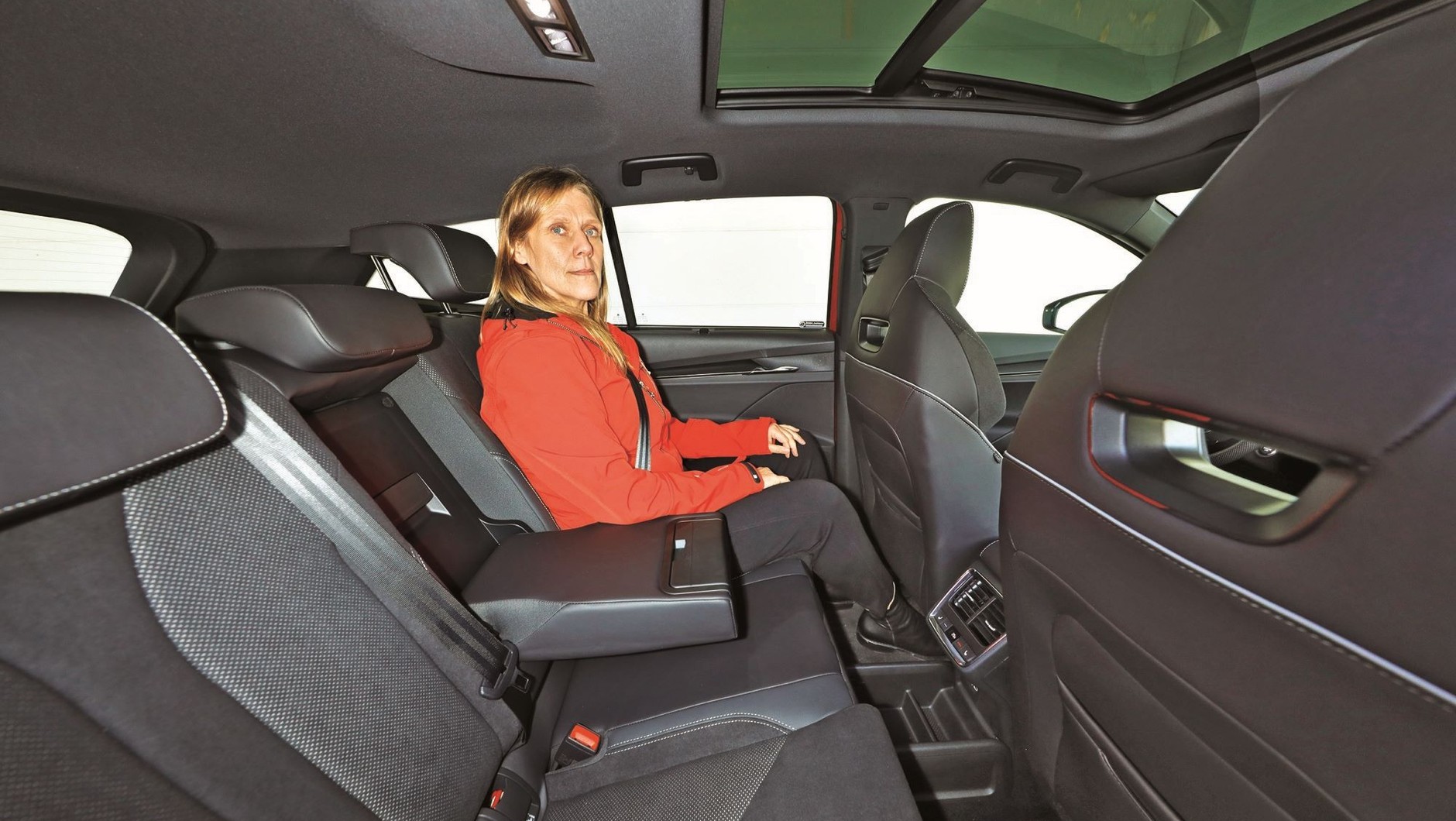 Skoda Enyaq (I, 2022) - z tyłu, jak to w elektryku, siedzi się dość nisko nad podłogą, ale miejsca jest tutaj bardzo dużo.