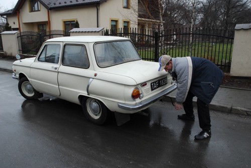 Zaporożec ZAZ-968 - to prawdopodobnie ostatnie europejskie auto osobowe, które można było odpalić na korbę (na zdjęciach wcześniejsza wersja z lat 70.)
