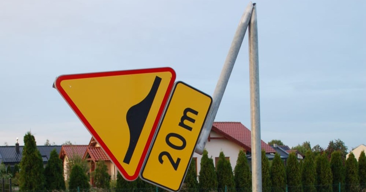 Zniszczony znak drogowy; Międzychód; sierpień 2023 r.